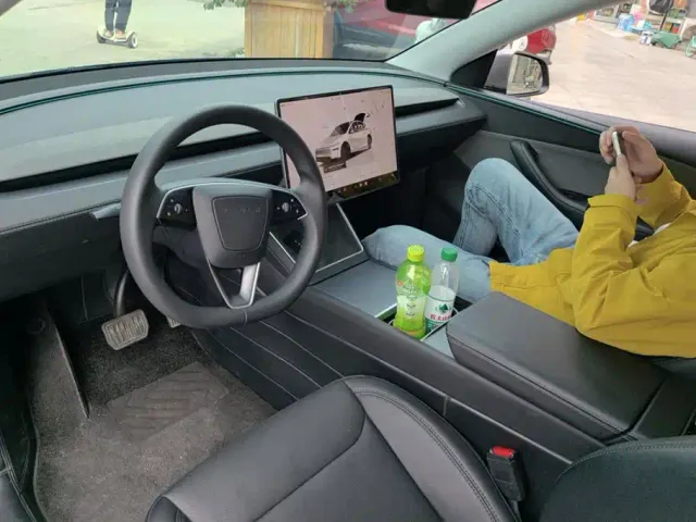 Tesla Model Y — Фото автомобиля 12