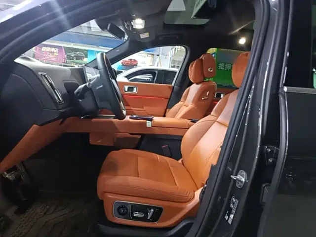 Li Auto L8 — Фото автомобиля 14