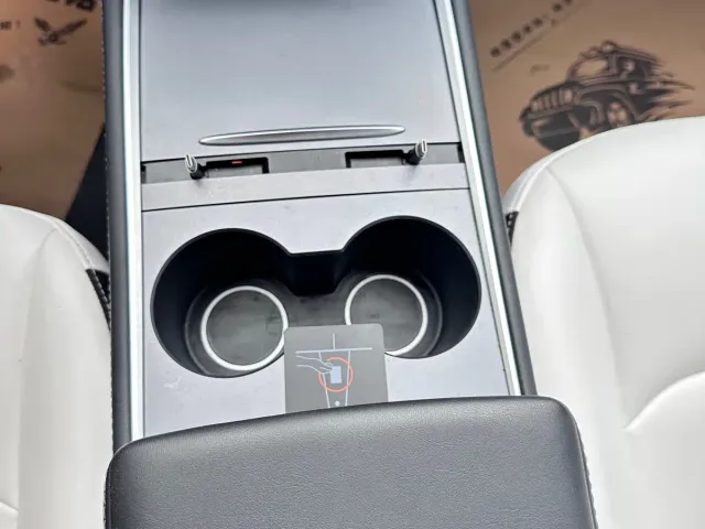 Tesla Model Y — Фото автомобиля 12
