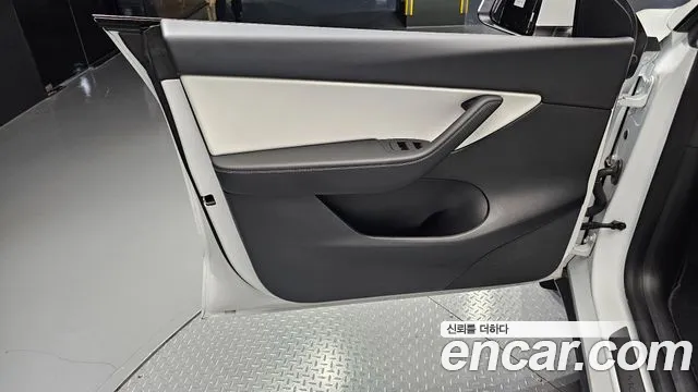 Tesla Model Y — Фото автомобиля 18