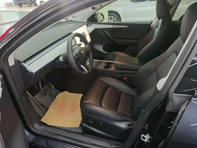 Tesla Model Y — Фото автомобиля 14
