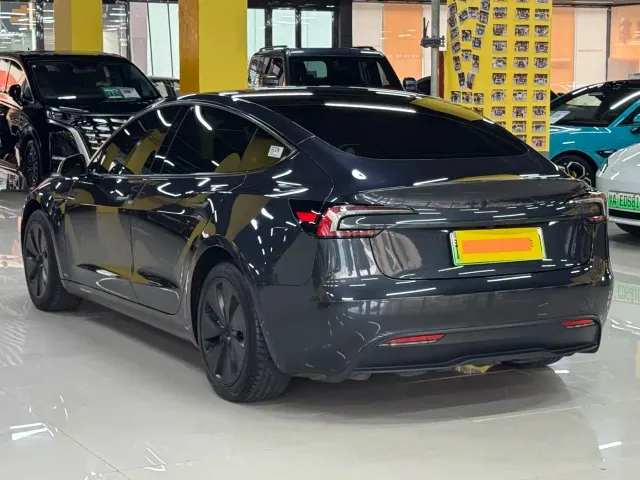 Tesla Model 3 — Фото автомобиля 17