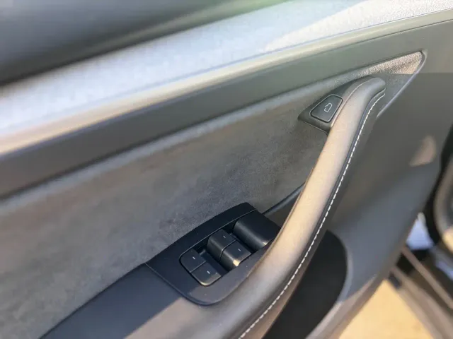 Tesla Model Y — Фото автомобиля 14