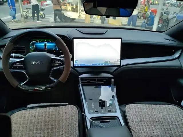 BYD Seal 2024 Glory Edition DM-i 1.5L 121km Luxury — Фото автомобиля 10