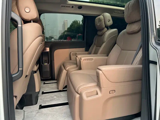 Li Auto MEGA — Фото автомобиля 6