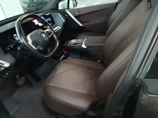 BMW iX — Фото автомобиля 10