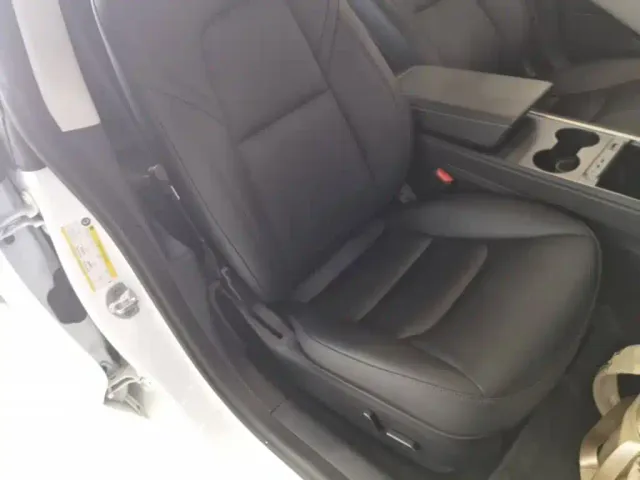 Tesla Model 3 — Фото автомобиля 24