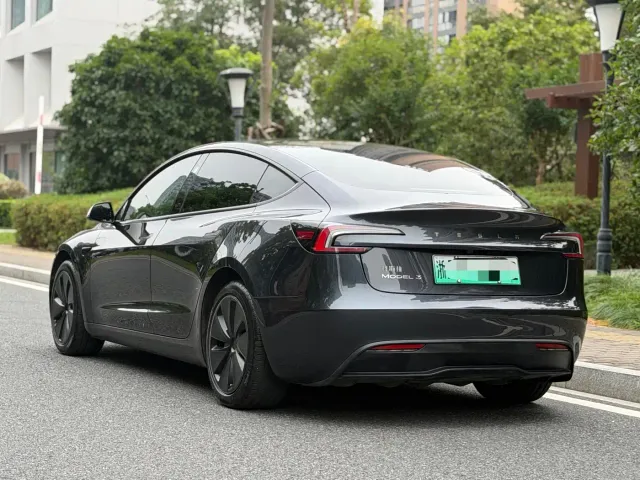 Tesla Model 3 — Фото автомобиля 3