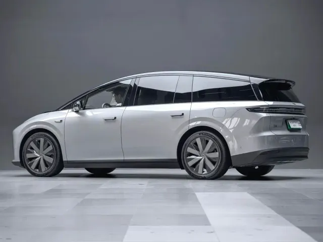 Li Auto i8 — Фото автомобиля 19