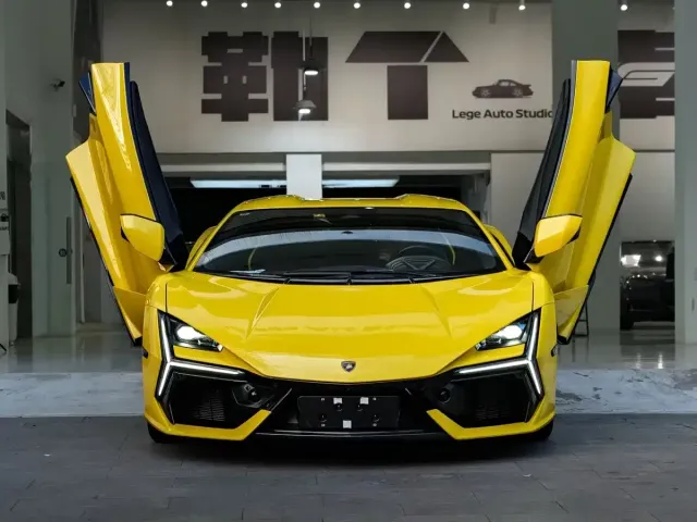 Lamborghini Revuelto — Фото автомобиля 2