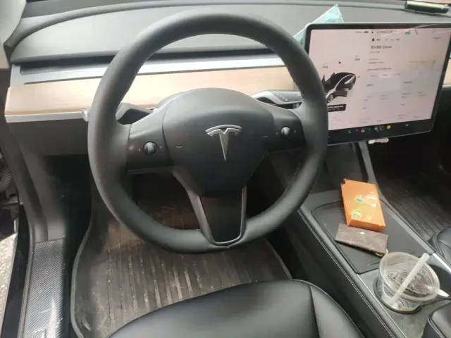 Tesla Model 3 — Фото автомобиля 11