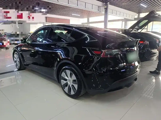 Tesla Model Y — Фото автомобиля 4