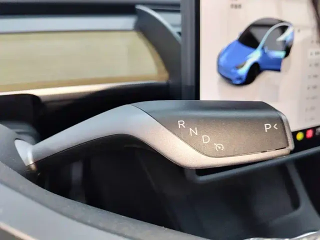 Tesla Model Y — Фото автомобиля 13