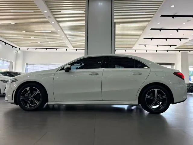 Mercedes-Benz Mercedes-Benz A-Class 2022 Facelift III A 200 L Sport Sedan Fashion — Фото автомобиля 3