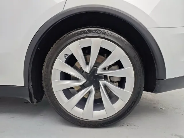 Tesla Model Y — Фото автомобиля 10