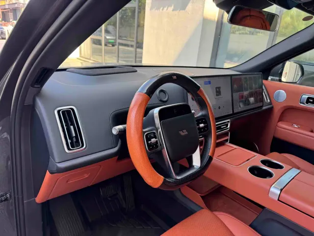 Li Auto L8 — Фото автомобиля 11
