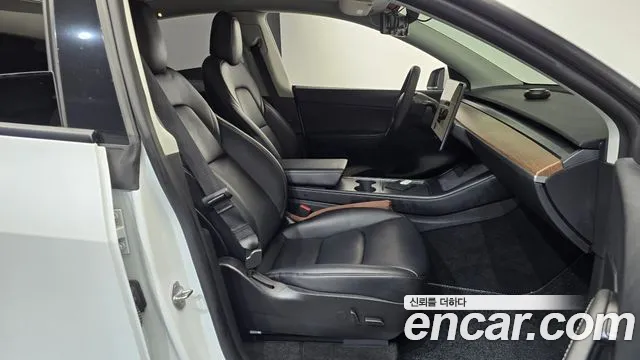 Tesla Model Y — Фото автомобиля 16