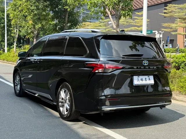 Toyota Sienna — Фото автомобиля 4