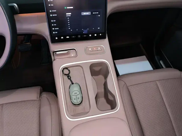 Nio EC6 — Фото автомобиля 13
