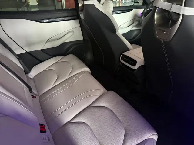 Xiaomi SU7 — Фото автомобиля 12