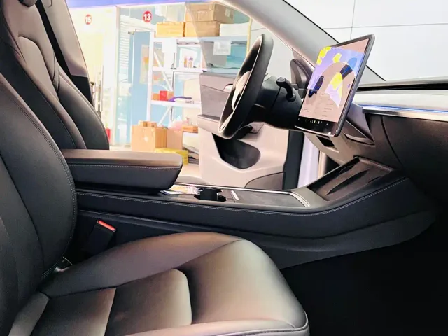 Tesla Model Y — Фото автомобиля 7