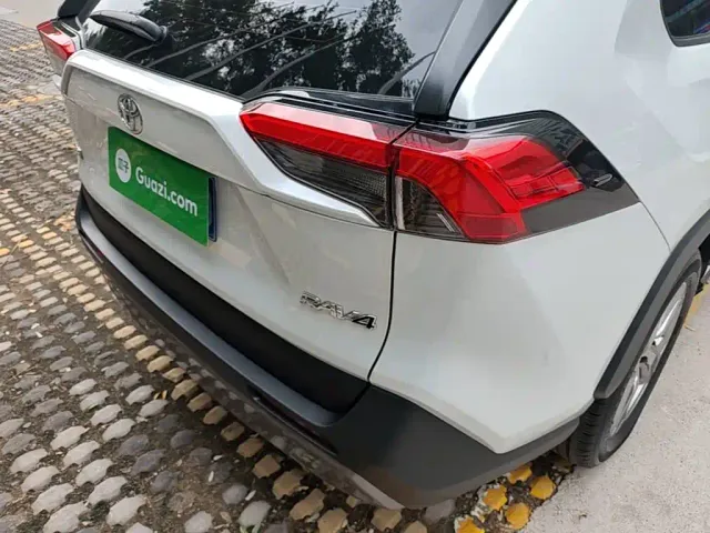 Toyota RAV4 — Фото автомобиля 7