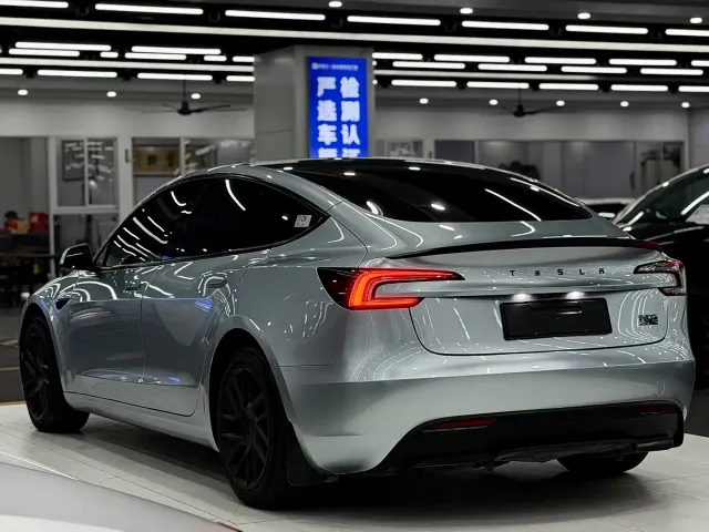Tesla Model 3 — Фото автомобиля 4