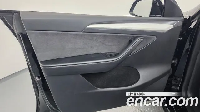 Tesla Model Y — Фото автомобиля 13