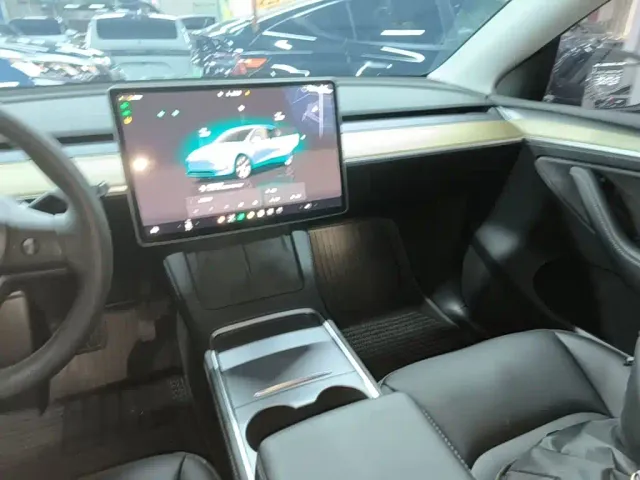 Tesla Model Y — Фото автомобиля 13