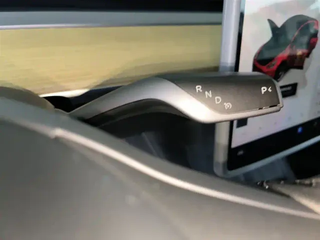 Tesla Model Y — Фото автомобиля 13