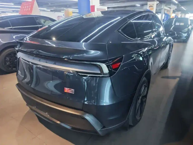 Tesla Model Y — Фото автомобиля 6