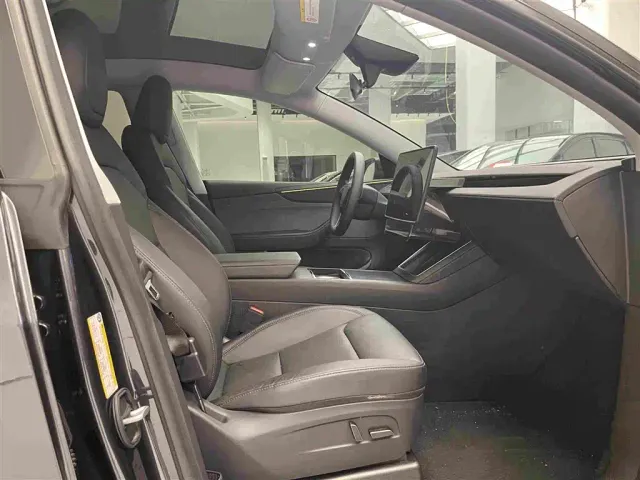 Tesla Model Y — Фото автомобиля 19