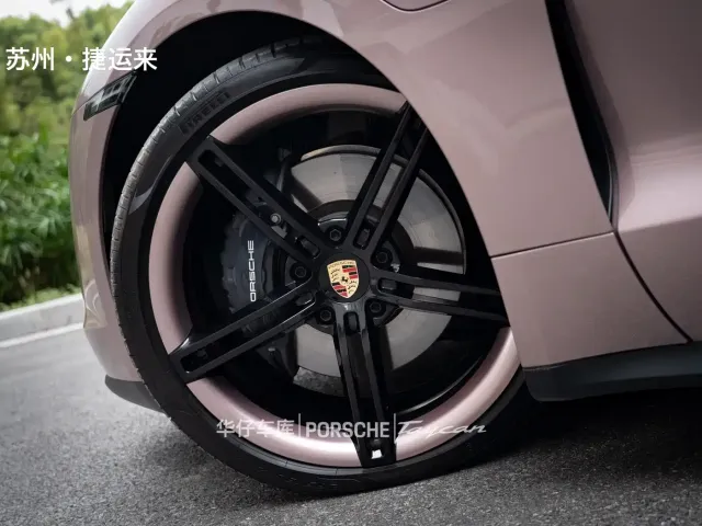 Porsche Taycan — Фото автомобиля 8