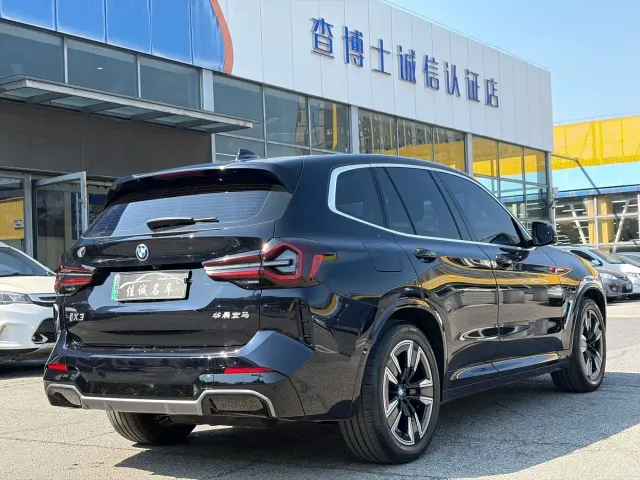 BMW iX3 — Фото автомобиля 2