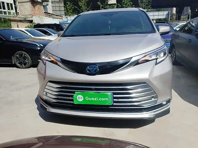Toyota Sienna — Фото автомобиля 2