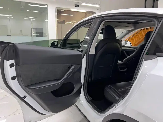 Tesla Model Y — Фото автомобиля 12