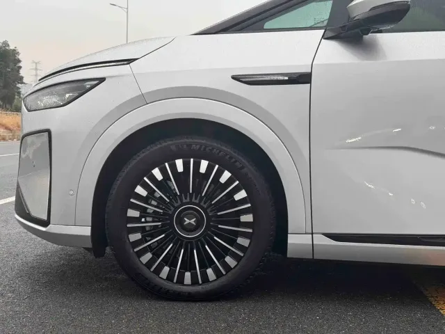 Xpeng X9 — Фото автомобиля 8
