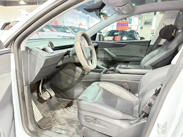 Tesla Model Y — Фото автомобиля 4