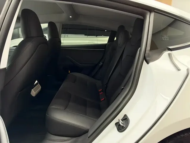 Tesla Model 3 — Фото автомобиля 6
