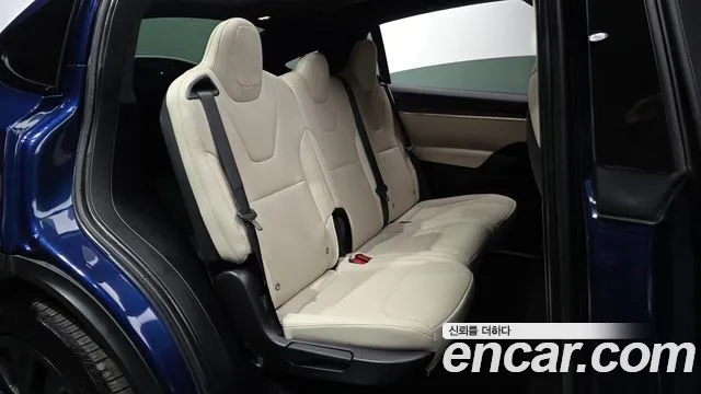 Tesla Model X — Фото автомобиля 17