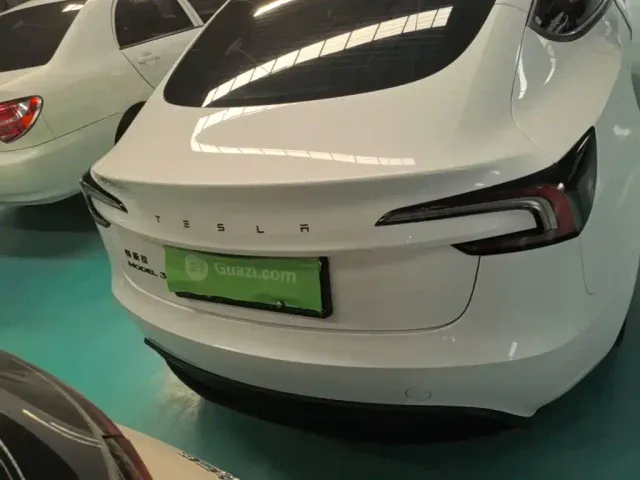 Tesla Model 3 — Фото автомобиля 5