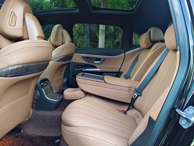 Mercedes-Benz E-Class — Фото автомобиля 12
