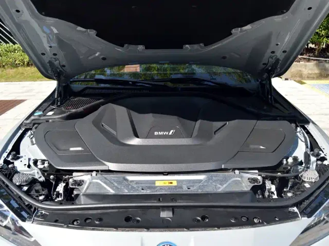 BMW i4 — Фото автомобиля 13