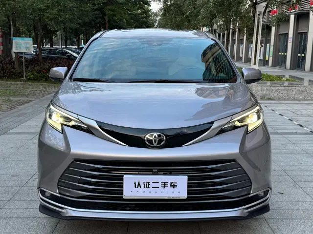 Toyota Sienna — Фото автомобиля 2