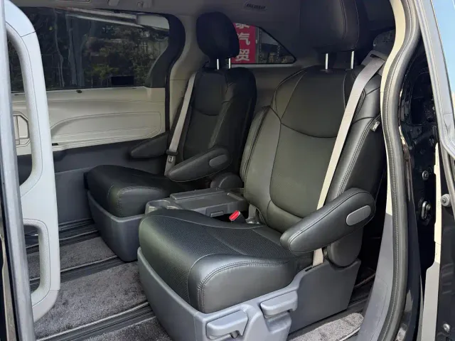 Toyota Sienna — Фото автомобиля 6