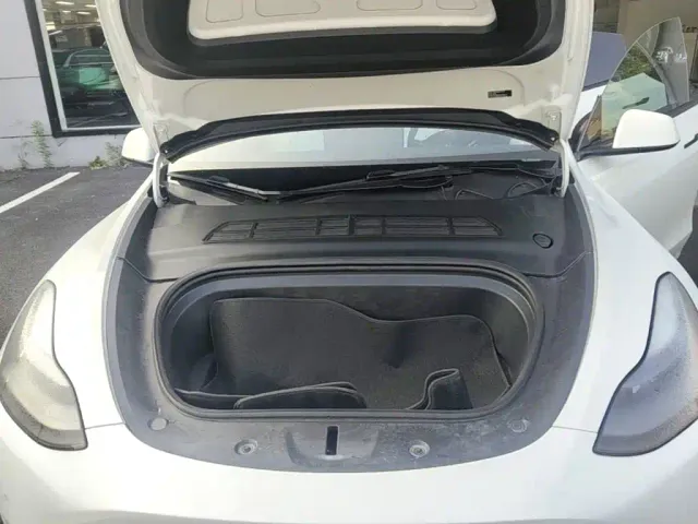 Tesla Model Y — Фото автомобиля 19