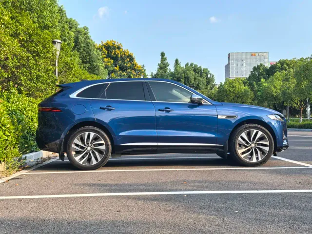 Jaguar F-Pace — Фото автомобиля 4
