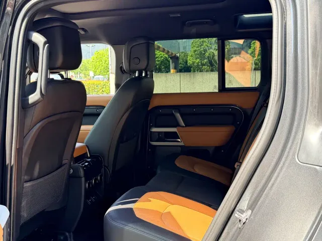 Land Rover Defender — Фото автомобиля 12