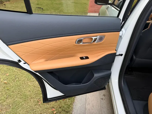 Geely Galaxy Starship 7 EM-i — Фото автомобиля 15