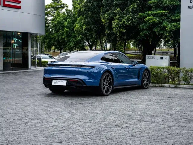 Porsche Taycan — Фото автомобиля 17